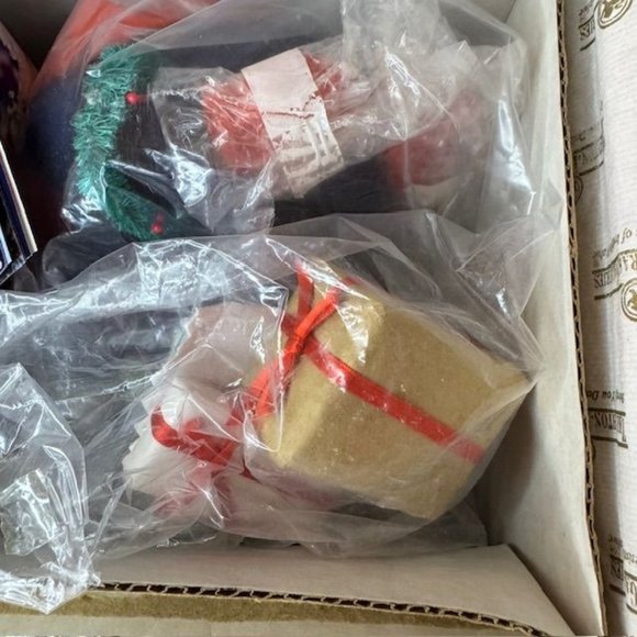 1993 Ashton-Drake "Wrapped Up In Christmas" Porcelain Figurine With Original Box - Picture 4 of 9